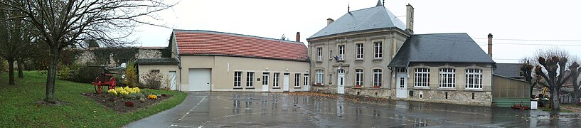 L'école qui fait l'autre côté de l'hôtel de ville.