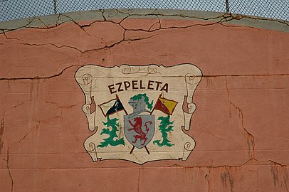 Blason sur un fronton.