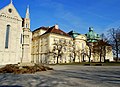 Stiftsplatz mit Tutzsäule im Vordergrund.