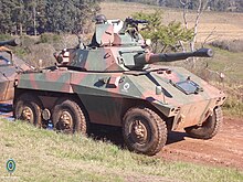 Un blindé à roue, avec une tourelle armée d'un canon et d'une mitrailleuse.