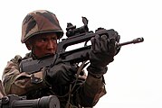 Pasukan Legiun Asing Prancis membidik senapan FAMAS Infanterie