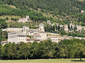 Iguvium. Palatium Consulum, in sinistra parte, Museum Civicum continet, ubi Tabulae Iguvinae nunc sunt.