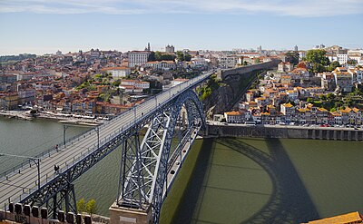 Die Dom Luis I-brug oor die Dourorivier in Portugal verbind Vila Nova de Gaia met Porto.