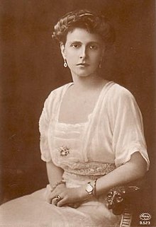 Photographie en noir et blanc d'une jeune femme assise.