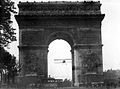 7 agosto 1919: Charles Godefroy vola traverso l'arco di trionfo.