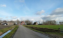 Silhouet van de buurtschap met in het midden de voormalige lagere school en rechts het sportcomplex (2010)