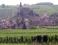 Dorf Hunawihr mit Wehrkirche im Hintergrund