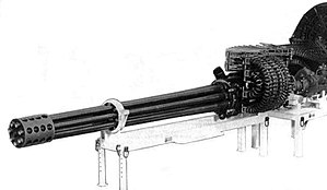 Ствол і затвор гармати GAU-8/A Avenger (справа фото видно барабан з набоями)