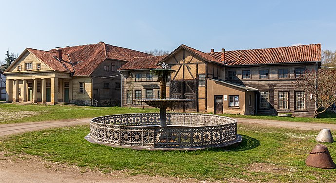 Königshütte (Bad Lauterberg) – Springbrunnen aus Gusseisen, gefertigt 1889 für die Weltausstellung in Paris (ob er wirklich dort war, ist umstritten), anschließend in der Mitte des Platzes aufgestellt. Die Königshütte in Bad Lauterberg im Harz ist eine ehemalige Hochofenanlage, Gießerei und Drahtzieherei aus der Zeit des frühen 19. Jahrhunderts. Sie war das größte kurhannoversche Eisenhüttenwerk und steht als technisches Denkmal unter Denkmalschutz.