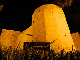 Vista noturna do castelo de Caramânia