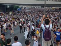 Les protestataires bloquent la route principale.