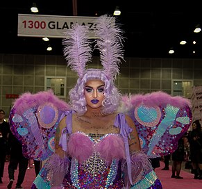 Drag queen canadense dois-espíritos Ilona Verley na DragCon 2019.