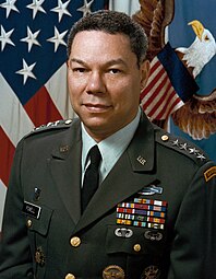 Colin Powell en 1989, portant un Basic Parachutist Badge.