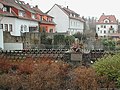 Synagogen-Gedenktafel vor Resten der Stadtmauer