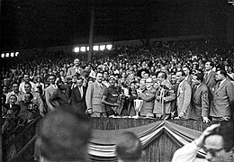 Remise du trophée par les personnalités officielles lors de l'arrivée du Tour de France le 25 juillet 1948 en « tribune Présidentielle ».