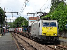 une locomotive de cette série appartenant à ECR passe une gare de banlieue parisienne en Juin 2022