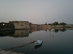 Vista de las murallas desde el puerto.