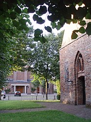 Hervormde kerk van Heumen, met o.a. aan de buitenzijde een herinnering aan de twee broers Van Nassau