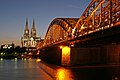 Deutsch: Blick vom Deutzer Rhein-Ufer auf den Kölner Dom und das Museum Ludwig, rechts die Hohenzollernbrücke, Ostansicht (2004) English: Hohenzollernbrücke (bridge), Cathedral, Museum Ludwig from East (2004) Français : Hohenzollernbrücke (le pont), la Cathédrale et le Musée Ludwig (2004)