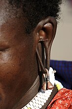 Oreille d'une femme africaine déformée par le port de lourdes boucles d'oreille.