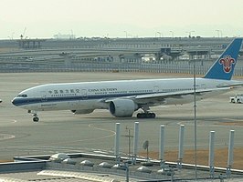 Een Boeing 777-200 van China Southern op Kansai International Airport