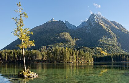 Vista do Hintersee e do maciço de Hochkalter nos Alpes de Berchtesgaden, Baviera, Alemanha. A 2 607 metros acima do nível do mar, o Hochkalter é o pico mais alto da cadeia de montanhas de mesmo nome, o que o torna uma das montanhas mais altas da Alemanha. O maciço de Hochkalter está localizado a oeste do maciço de Watzmann e, como este último, fica no Parque Nacional de Berchtesgaden. (definição 7 739 × 5 000)