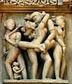 Un relief din templul de la Khajuraho în Madhya Pradesh, India reprezintă un cuplu în contact sexual cu un bărbat și o femeie care se masturbează de fiecare parte.