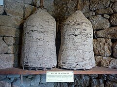 Ruches de Sologne constituées d'osier tressé et de bouses de vache[7]