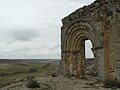 Vista de la portada de las ruinas de la ermita románica de San Miguel, en el cerro que domina Sacramenia.