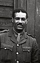 Schwarzweissfoto von Walter Tull in Uniform und mit Krawatte.