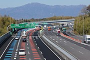 E1A伊勢湾岸自動車道側から見るJCT。奥は鈴鹿セブンマウンテンの峰々。