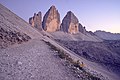 Dopo il tramonto, sulla via del ritorno, dal Rifugio Locatelli al Rifugio Auronzo.jpg6 000 × 4 000; 19,69 MB