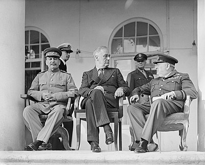 Josef Stalin, Franklin D. Roosevelt en Winston Churchill tydens die Konferensie van Teheran in November 1943.