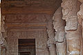 À l'entrée du grand temple d'Abou Simbel