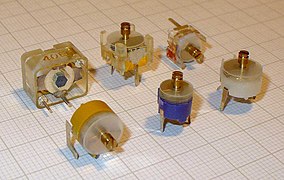 Trimmer capacitor for through hole mounting