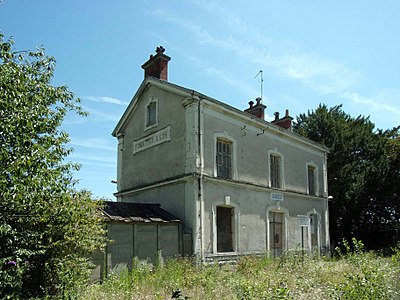 Photographie en couleurs d'un bâtiment désaffecté et de son annexe.