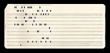 Carte rectangulaire beige clair avec dans le sens de la longueur 10 lignes constituées chacune d'une suite de chiffre identique, de 1 à 10. Des perforations verticales font disparaître certains de ces chiffres