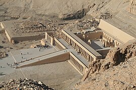 Site de Deir el-Bahari :* au premier plan, temple d'Hatchepsout ;* en arrière-plan, ruines du temple de Montouhotep.