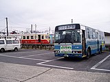 鉾田駅に隣接する関鉄グリーンバス鉾田営業所車庫に駐車している関鉄グリーンバスの一般路線車と鹿島鉄道の気動車（奥）（2007年1月）。