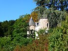 Photographie en couleurs de tours dotées d'un parement en damier et des arbres les environnant