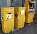 Briefeinwurf an der Vorderwand (links) oder seitlich (Mitte), rechts ein Briefmarkenautomat