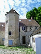 L'ancien hôtel seigneurial « Petit Royaumont » sur la Grande-Rue, récemment restauré. .