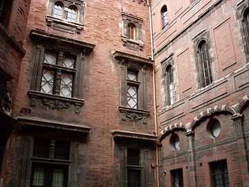 Façades ouest et nord de la cour intérieure.