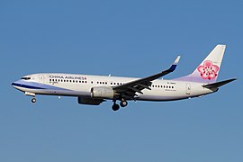 華航的波音737-800型客機即將降落於中國北京首都國際機場（B-18651）