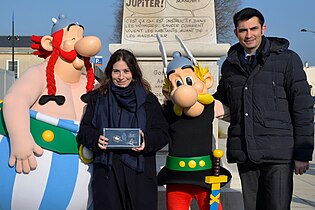 Tegneseriekunstnerens datter Anne Goscinny sammen med borgermesteren i Angoulême, og tegneseriefigurene Asterix og Obelix.