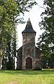 Evangelisch-Lutherische Kirche im Park des Herrenhauses von Jaungulbene mit dem Wappen der Familie Transehe-Roseneck über der Eingangstür, erbaut von 1892 bis 1893