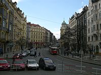 Pohled na Strossmayerovo náměstí směrem od kostela, v pozadí dolní (holešovický) konec ulice Milady Horákové