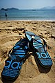 Egy Adidas flip-flop