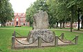 Monument; op de achtergrond: het stadhuis (voormalig 19e-eeuws schoolgebouw) met fontein.