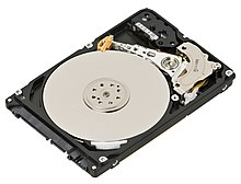 Um disco rígido de 2.5" que foi aberto, revelando seus componentes internos. Este é um disco rígido Western Digital Scorpio Blue de 500GB com conexões SATA, comum em laptops